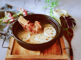 16、筒骨莲藕汤,盛出即食