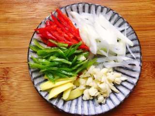 2、爆炒蛏子,将葱姜切片，大蒜拍扁剁碎，青红椒切丝备用。