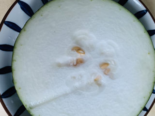 1、冬瓜薏米汤,冬瓜先洗净表面