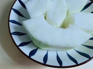 2、冬瓜薏米汤,切去皮，挖掉芯