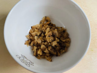 6、冬瓜薏米汤,准备花蛤干，用清水浸泡，待用