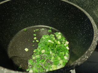 8、冬瓜薏米汤,锅加食用油，加入葱粒