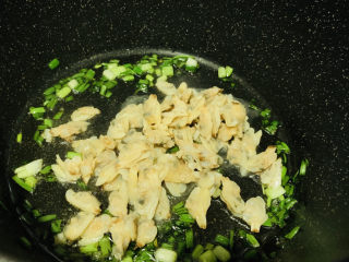 10、冬瓜薏米汤,加入花蛤干，继续大火翻炒