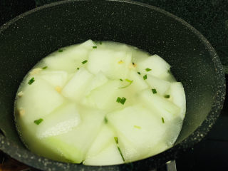 14、冬瓜薏米汤,加入适量清水