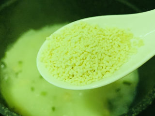 16、冬瓜薏米汤,待汤汁浓白时，加鸡精