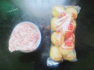 1、面筋塞肉,准备食材