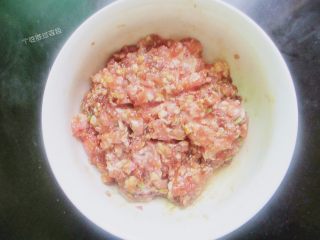 2、面筋塞肉,猪肉馅中放入盐，糖，料酒，淀粉，香油，鸡粉，葱姜，顺一个放向搅匀，多搅打一会，让肉上劲，这样做出来的油面筋好吃