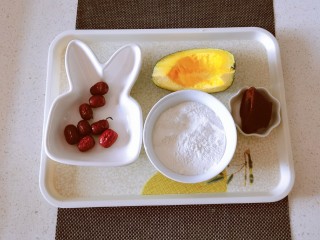 1、南瓜小圆子,食材准备好。