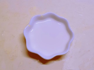 2、南瓜小圆子,水淀粉调好备用。