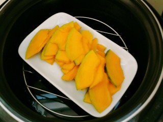 3、南瓜小圆子,南瓜去皮切片，放入蒸锅蒸熟。