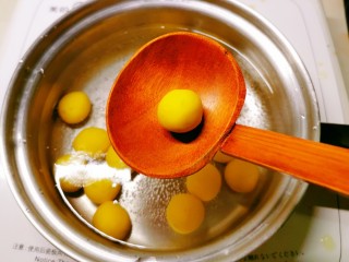 9、南瓜小圆子,汤锅烧开水后，放入南瓜小圆子，煮开。