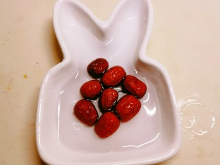 10、南瓜小圆子,红枣清洗干净
