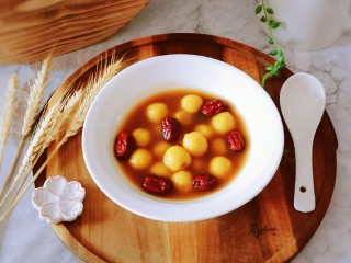 16、南瓜小圆子,盛入碗中，香甜软糯很美味。