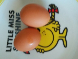 2、鸡蛋炒秋葵,鸡蛋放入盘里备用