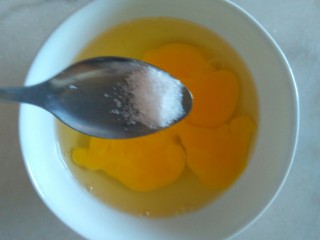 4、鸡蛋炒秋葵,加入料酒和适量的盐