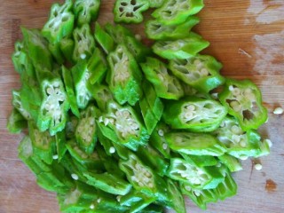 9、鸡蛋炒秋葵,把秋葵斜切片