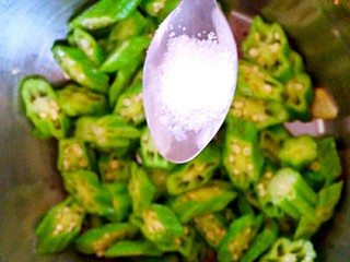 10、鸡蛋炒秋葵,另起锅，加适量油，放入秋葵翻炒均匀，加盐调味