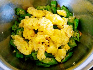 11、鸡蛋炒秋葵,放入炒好的鸡蛋