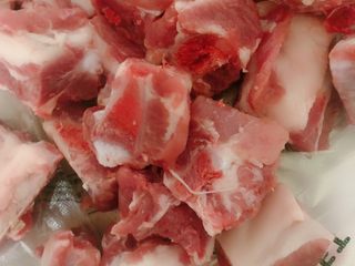 1、糖醋排骨,先准备排骨