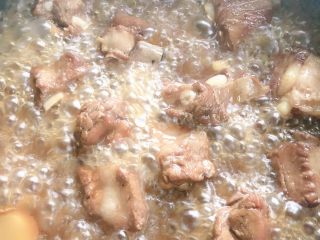 19、糖醋排骨,这时候我们开大火收汤，这个时候尝尝味，根据自己的口味调整一下，觉得淡是适量加点盐，不要加太多，汤会越收越咸的