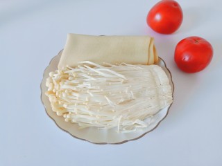 1、豆皮金针菇卷,准备金针菇，豆皮与番茄。