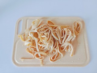 3、豆皮金针菇卷,豆皮卷起来再切丝就方便多了。