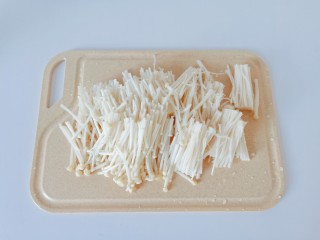 4、豆皮金针菇卷,金针菇清洗干净，把尾部切除再对半切断一分为二。