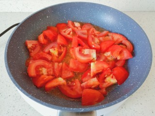 5、豆皮金针菇卷,热锅热油下番茄炒出汁水。