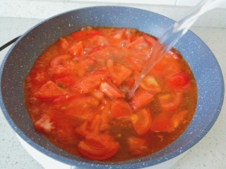 6、豆皮金针菇卷,再加入适量的清水。