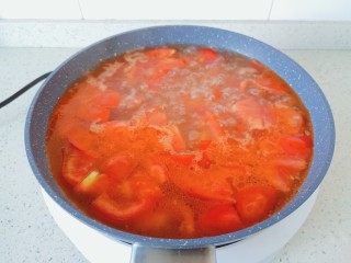 7、豆皮金针菇卷,开大火炖煮2分钟。