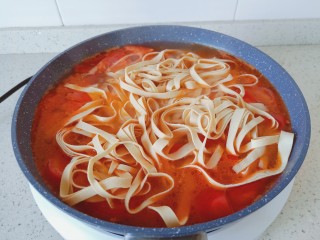 8、豆皮金针菇卷,加上切好的豆皮。