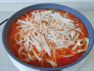 9、豆皮金针菇卷,再加金针菇一起煮。