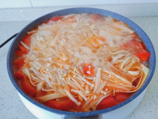 10、豆皮金针菇卷,大约煮5-6分钟即可。