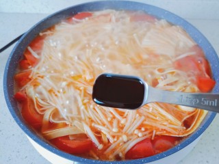 11、豆皮金针菇卷,加加一点蚝油提鲜。