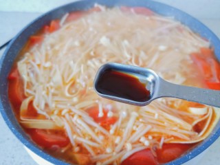 12、豆皮金针菇卷,加一点生抽与盐调味。