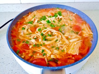 13、豆皮金针菇卷,出锅关火撒点葱花。