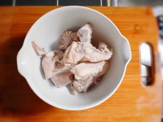 4、玉米胡萝卜山药排骨汤,将去过血沫的排骨,用清水反复冲洗干净。