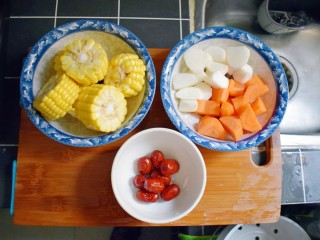 7、玉米胡萝卜山药排骨汤,炖汤的同时,将胡萝卜和山药去皮后切成滚刀块,玉米切成小段,红枣清洗干净。