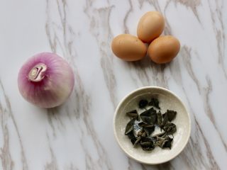 1、洋葱黑木耳炒鸡蛋,准备食材