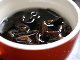 2、洋葱黑木耳炒鸡蛋,黑木耳泡发