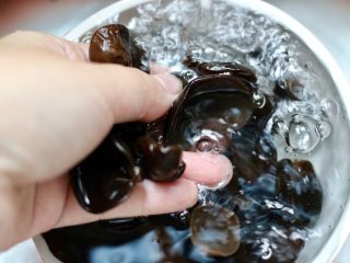 3、洋葱黑木耳炒鸡蛋,清洗，去掉根部