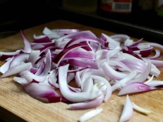 4、洋葱黑木耳炒鸡蛋,洋葱切丝