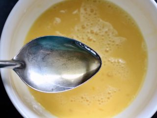 6、洋葱黑木耳炒鸡蛋,加一小勺料酒