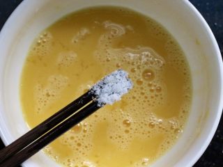 7、洋葱黑木耳炒鸡蛋,一小撮盐，打匀