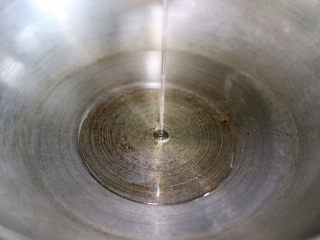 8、洋葱黑木耳炒鸡蛋,热锅冷油