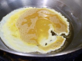 9、洋葱黑木耳炒鸡蛋,放入鸡蛋