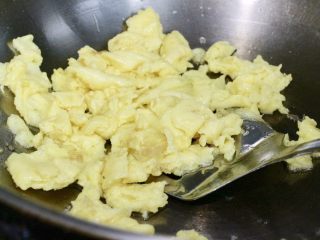 10、洋葱黑木耳炒鸡蛋,翻炒后盛出