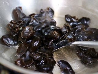 11、洋葱黑木耳炒鸡蛋,原锅放入黑木耳，翻炒