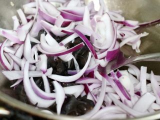 12、洋葱黑木耳炒鸡蛋,再放入洋葱