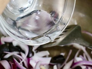 13、洋葱黑木耳炒鸡蛋,倒入少许清水